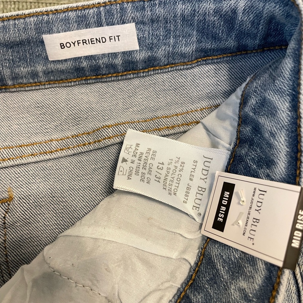 Judy Blue Mid Rise Boyfriend Distressed Skinny Jeans, Size 13 (31) - Picture 6 of 10